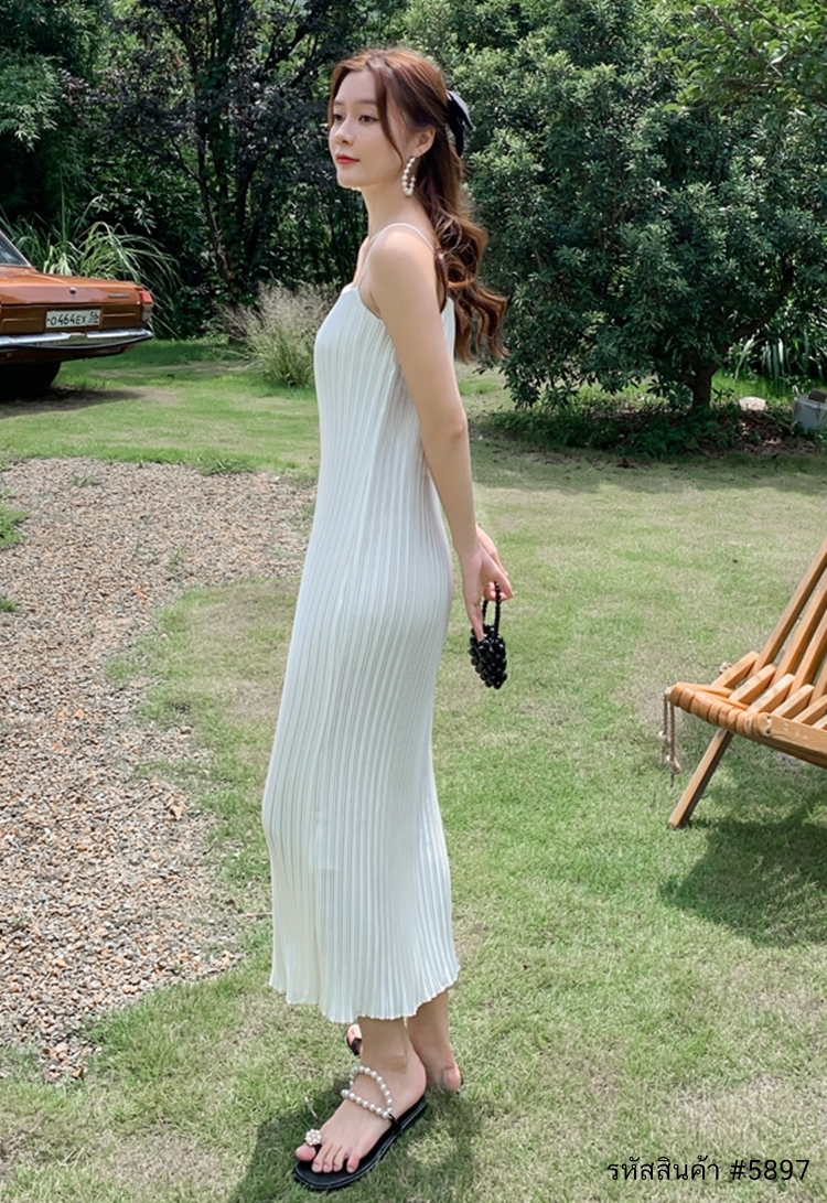 ชุดเที่ยวทะเล ชุดไปทะเล แม็กซี่เดรสยาวสีขาว สายเดี่ยว อัดพลีททั้งตัว แฟชั่นชุดเที่ยวทะเลสวยๆ ใส่เดินเล่นริมทะเล ถ่ายรูป