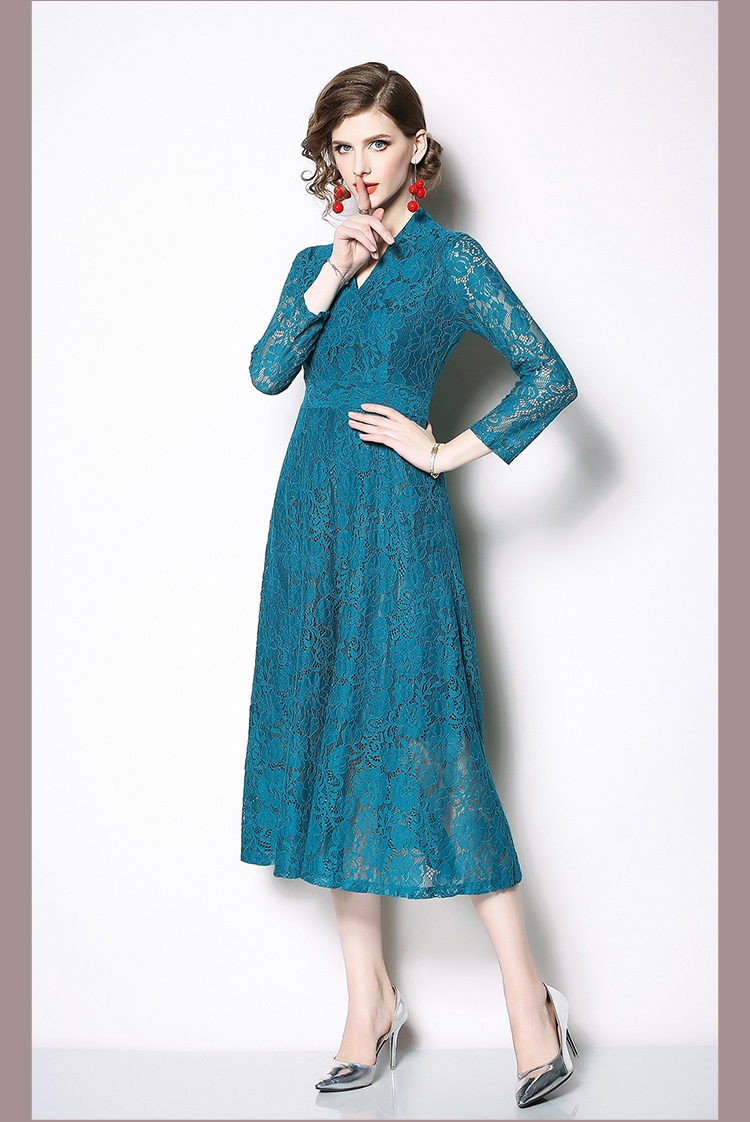 ชุดเดรสยาวสีฟ้าอมเขียว ผ้าลูกไม้ แขนยาว