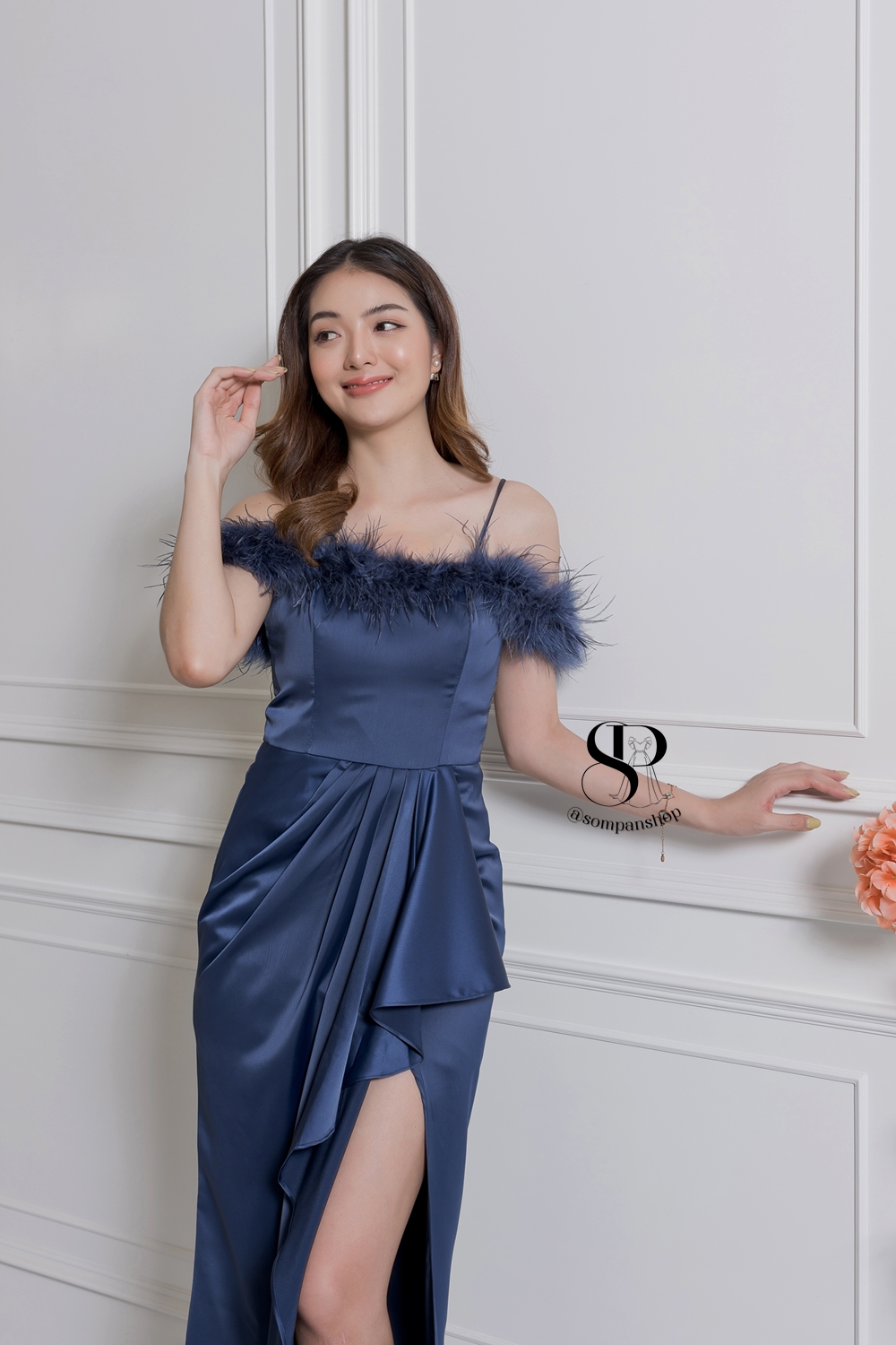 ชุดราตรียาวสีน้ำเงินกรมท่า ทรงปาดไหล่ แต่งขนนก เหมาะสำหรับใส่เป็นชุดราตรี ชุดไปงานแต่งงาน ชุดเพื่อนเจ้าสาว ชุดไปงานเลี้ยงต่างๆ