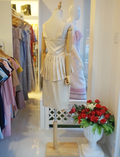 ชุดเดรสสั้นสีครีมเบจ เข้ารูป แขนกุดเว้าไหล่ เอวระบาย