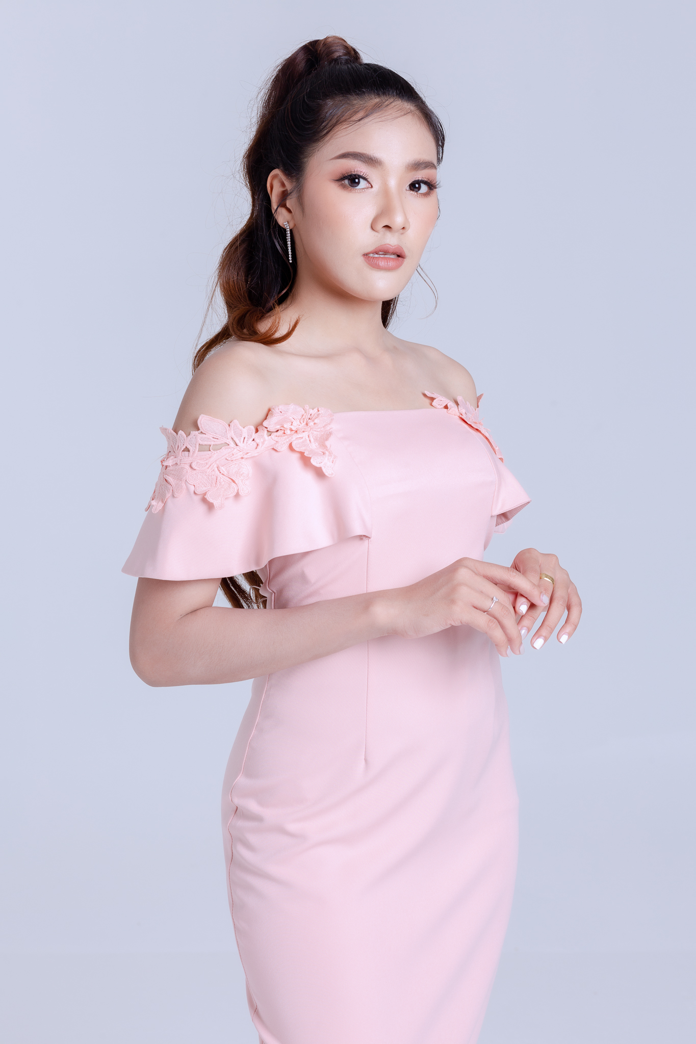 ชุดราตรี ชุดออกงาน ชุดไปงานแต่งงานงานสีชมพูโอรส เปิดไหล่แต่งดอกไม้ เดรสทรงเข้ารูป เรียบหรู สวยดูดี