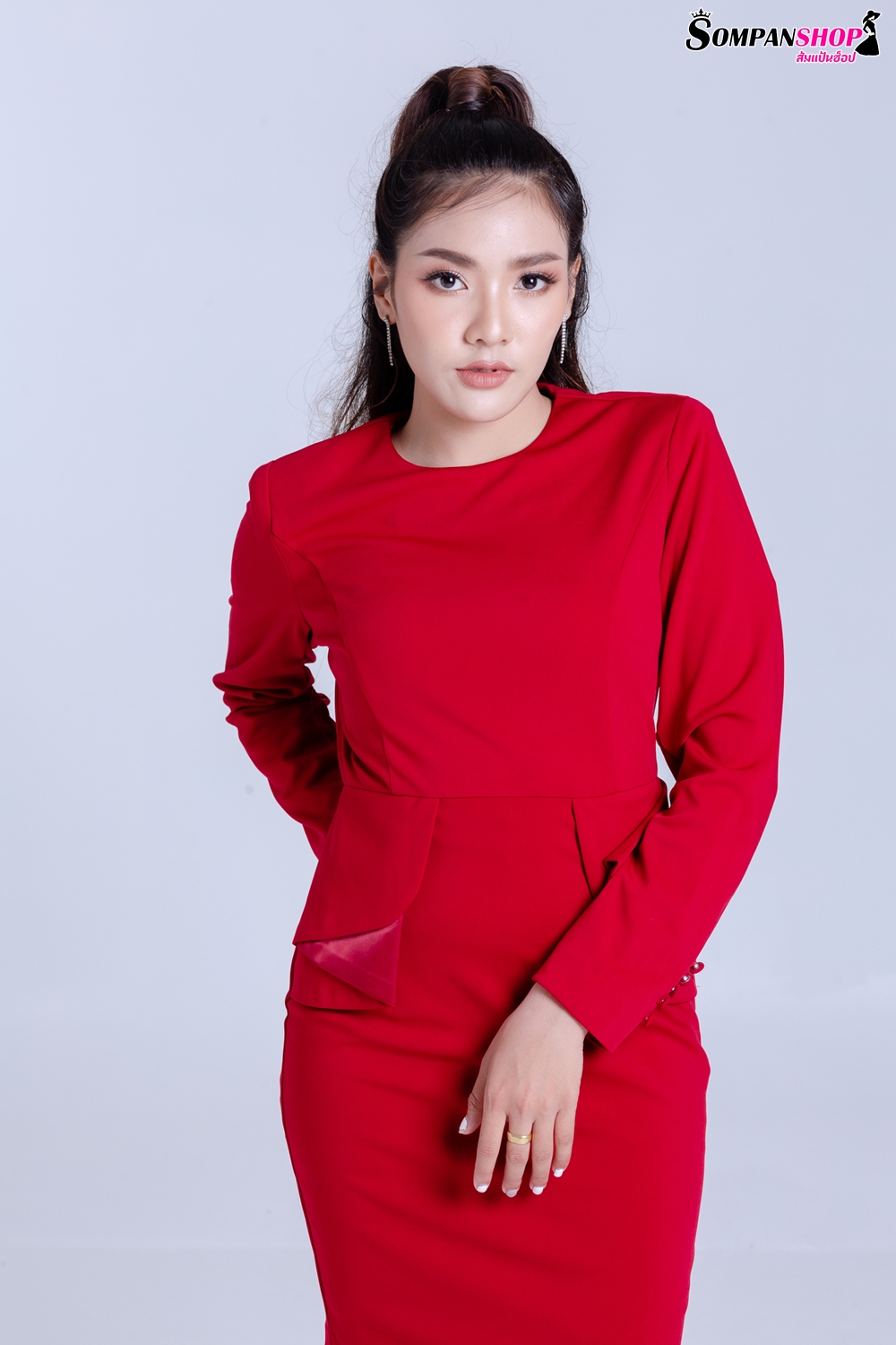 ชุดเดรสสีแดง แขนยาว กระโปรงทรงเอ แนวเรียบร้อยใส่ทำงานได้
