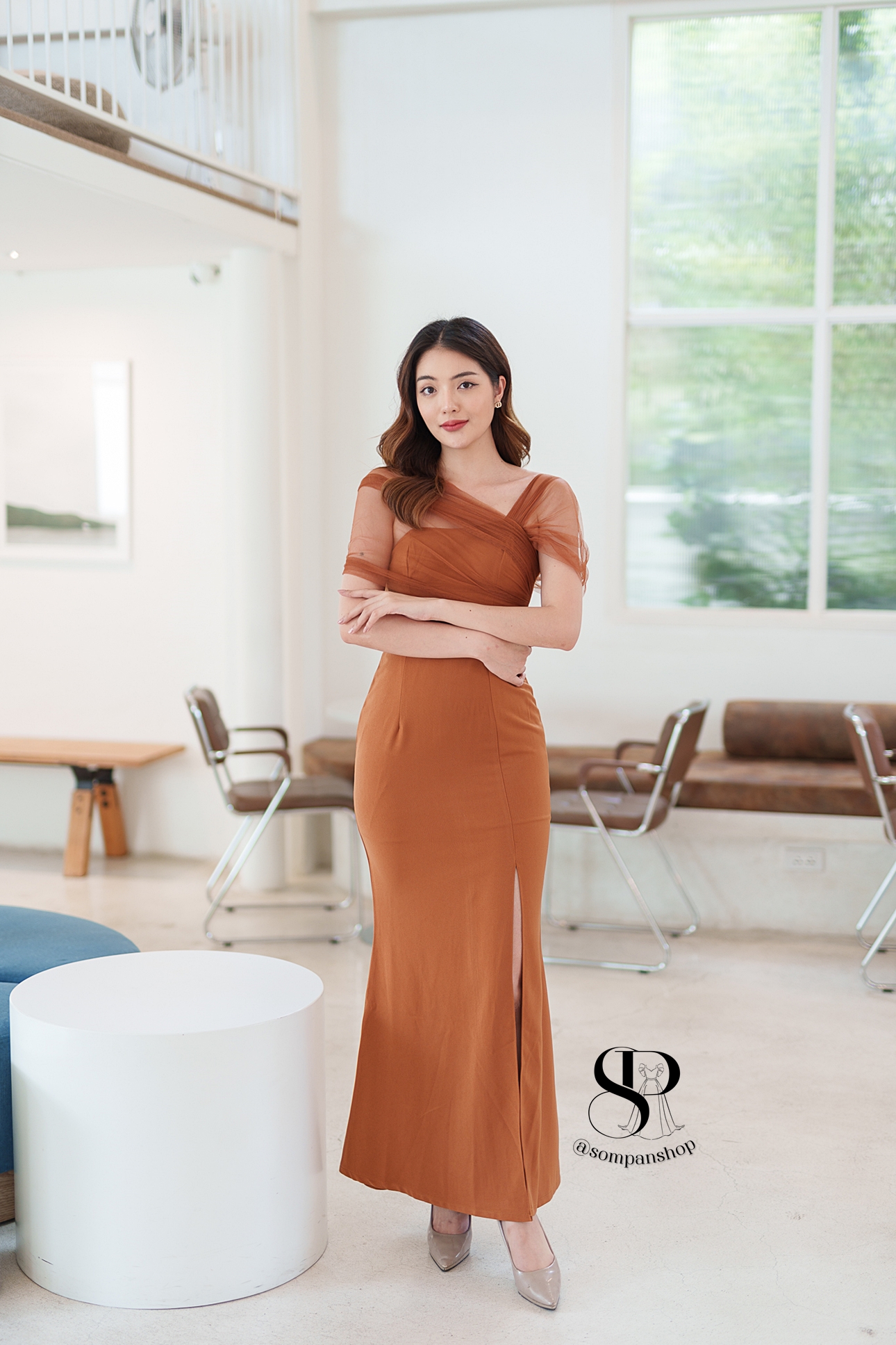 ชุดราตรียาวสีน้ำตาลอิฐ/ส้มอิฐ สไตล์เรียบหรูดูแพง ไหล่แต่งผ้าซีทรู กระโปรงยาวผ่าหน้า เหมาะสำหรับใส่เป็นชุดราตรี ชุดไปงานแต่งงาน ชุดเพื่อนเจ้าสาว ชุดไปงานเลี้ยงต่างๆ