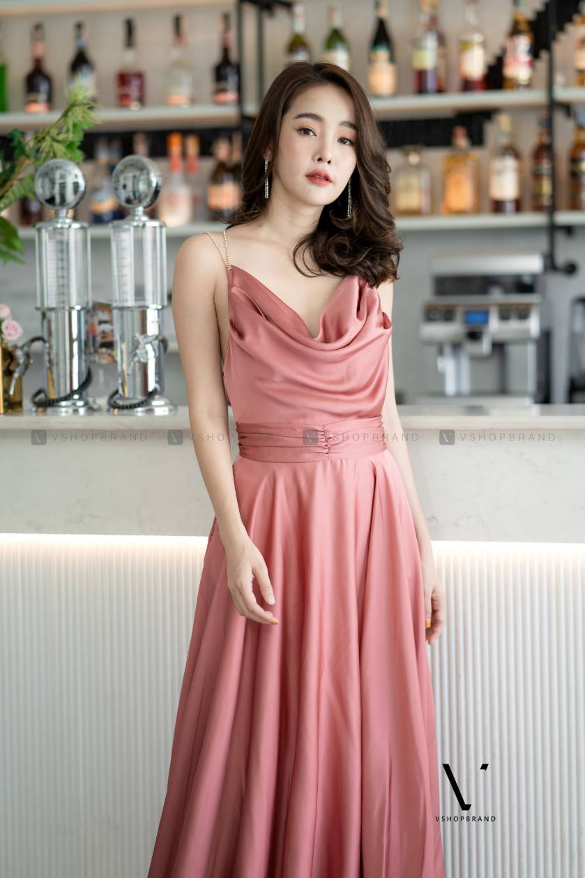 ชุดราตรียาวสีชมพู สายเดี่ยว อกจีบย้วยสวยเก๋ กระโปรงยาวทรงบาน สวยหรู สุดอลัง ใส่ออกงานราตรี ไปงานแต่งงานเรียบหรู