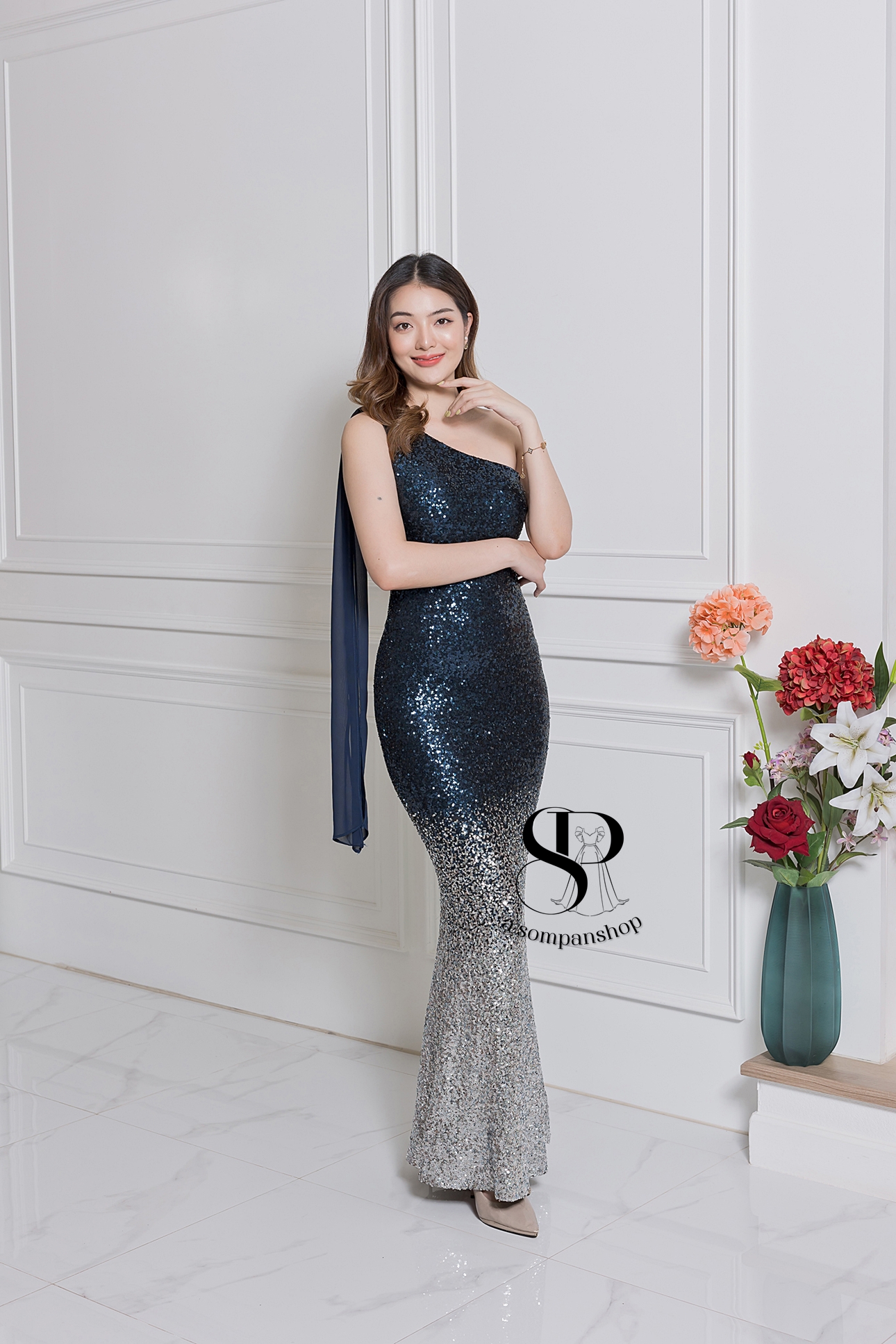 ชุดราตรียาวสีน้ำเงินกรมท่า ไหล่เฉียงแต่งระบาย ปักเลื่อมทั้งชุด กระโปรงทรงหางปลา เรียบหรูดูแพง สวยดูดี แบบสวยทันสมัย ใส่ออกงาน งานราตรี ไปงานแต่งกลางคืน