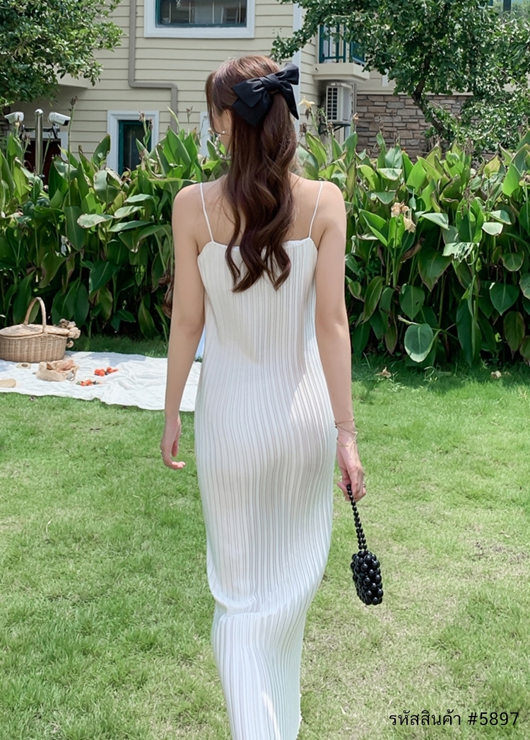 ชุดเที่ยวทะเล ชุดไปทะเล แม็กซี่เดรสยาวสีขาว สายเดี่ยว อัดพลีททั้งตัว แฟชั่นชุดเที่ยวทะเลสวยๆ ใส่เดินเล่นริมทะเล ถ่ายรูป