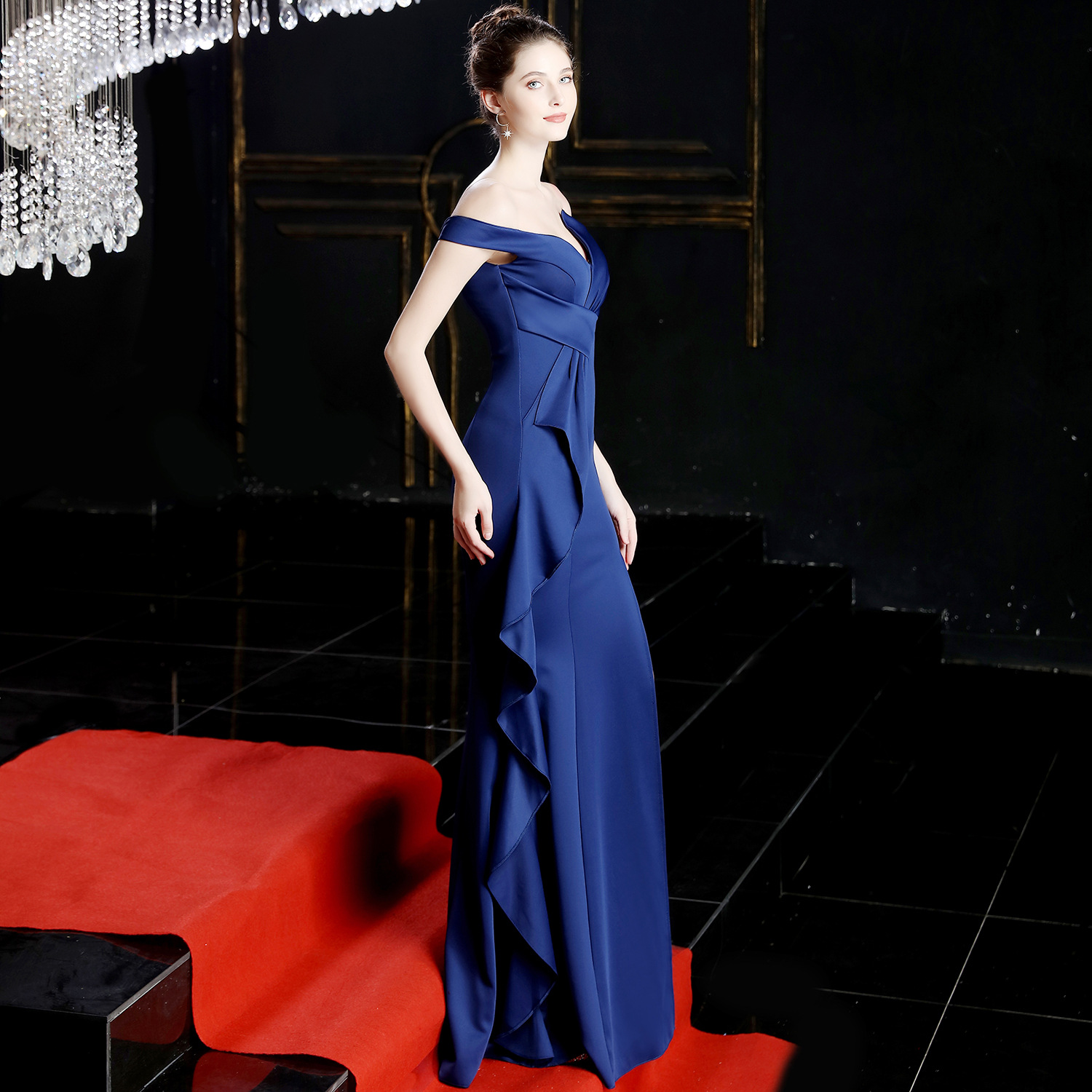 ชุดราตรียาวสีน้ำเงินกรมท่า ทรงปาดไหล่แต่งจีบหน้า กระโปรงผ่าหน้าทรงหางปลา สวยหรูสง่ามากๆ ใส่เป็นชุดราตรี ชุดออกงาน ชุดไปงานแต่งงาน กลางวัน กลางคืน