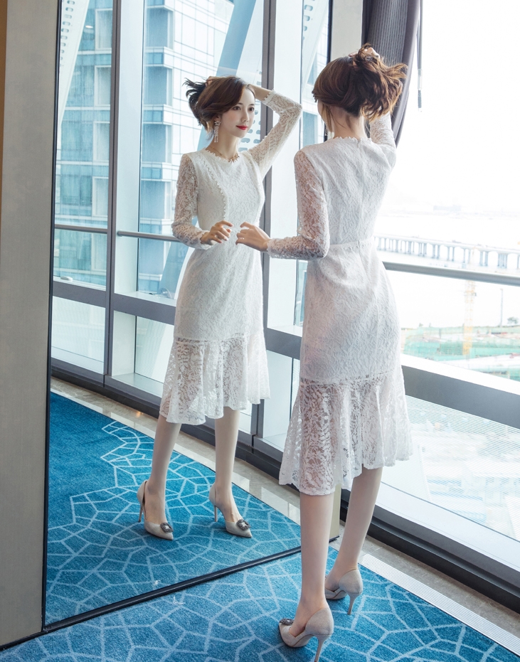 ชุดเดรสลูกไม้สีขาว