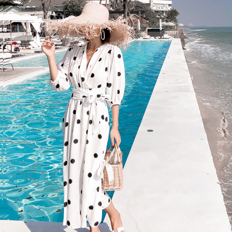 ชุดเดรสยาวสีขาวลายจุด คอวี แขนสั้น กระโปรงผ่าหน้า เอวสม๊อค ผ้าชีฟอง แฟชั่นชุดใส่เที่ยวทะเล ไอเดียชุดแต่งตัวไปเที่ยวทะเล ใครมีแพลนไปทะเลแต่ยังไม่ได้หาชุดต้องดู