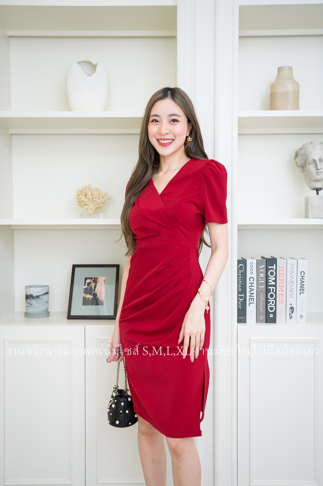 ชุดเดรสสั้นสีแดง แขนสั้น คอวี ทรงเข้ารูป แนวเรียบร้อย สวย ดูดี ชุดเดรสทำงาน ชุดเดรสออกงาน ชุดเดรสไปงานแต่ง