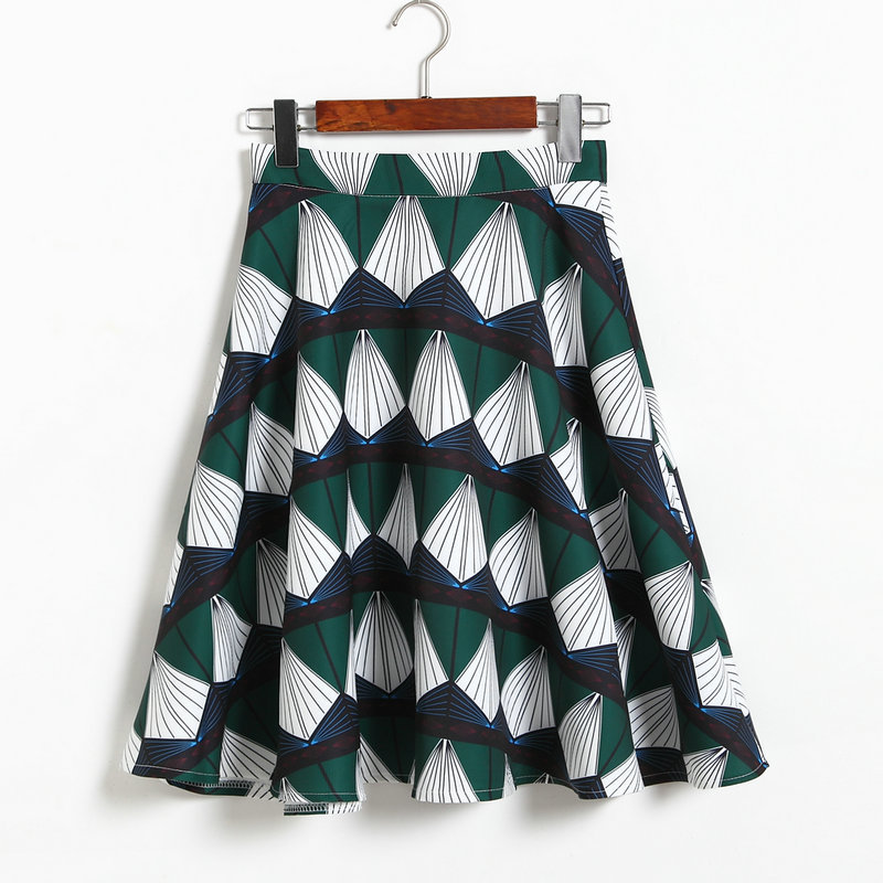 กระโปรงสั้นสีเขียว พิมพ์ลายสุดเก๋ ทรงบาน
