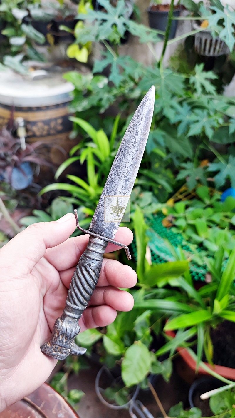 มีดหัวนกอินทรีเก่า