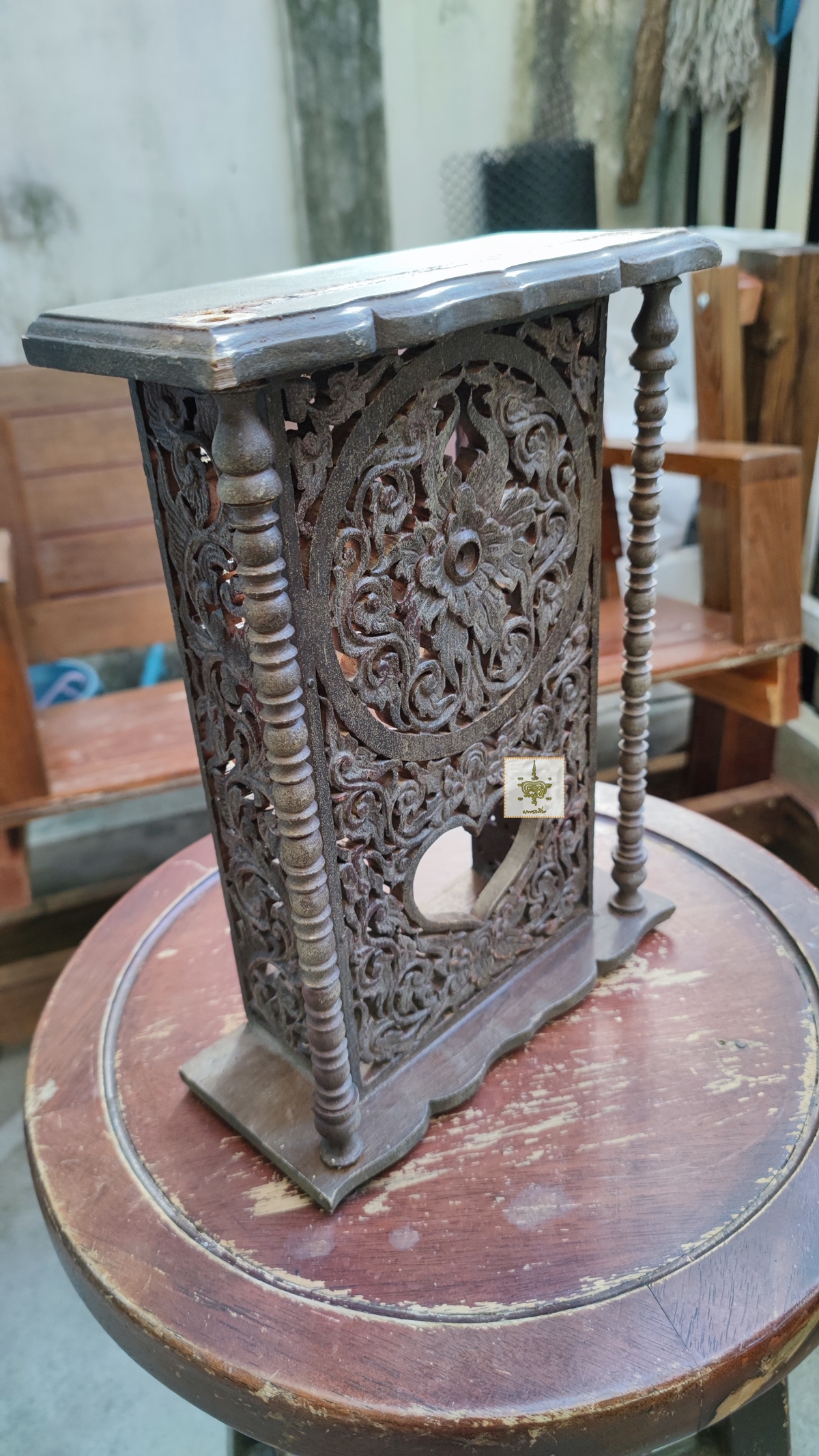 ชั้นตั้งไม้ฉลุ