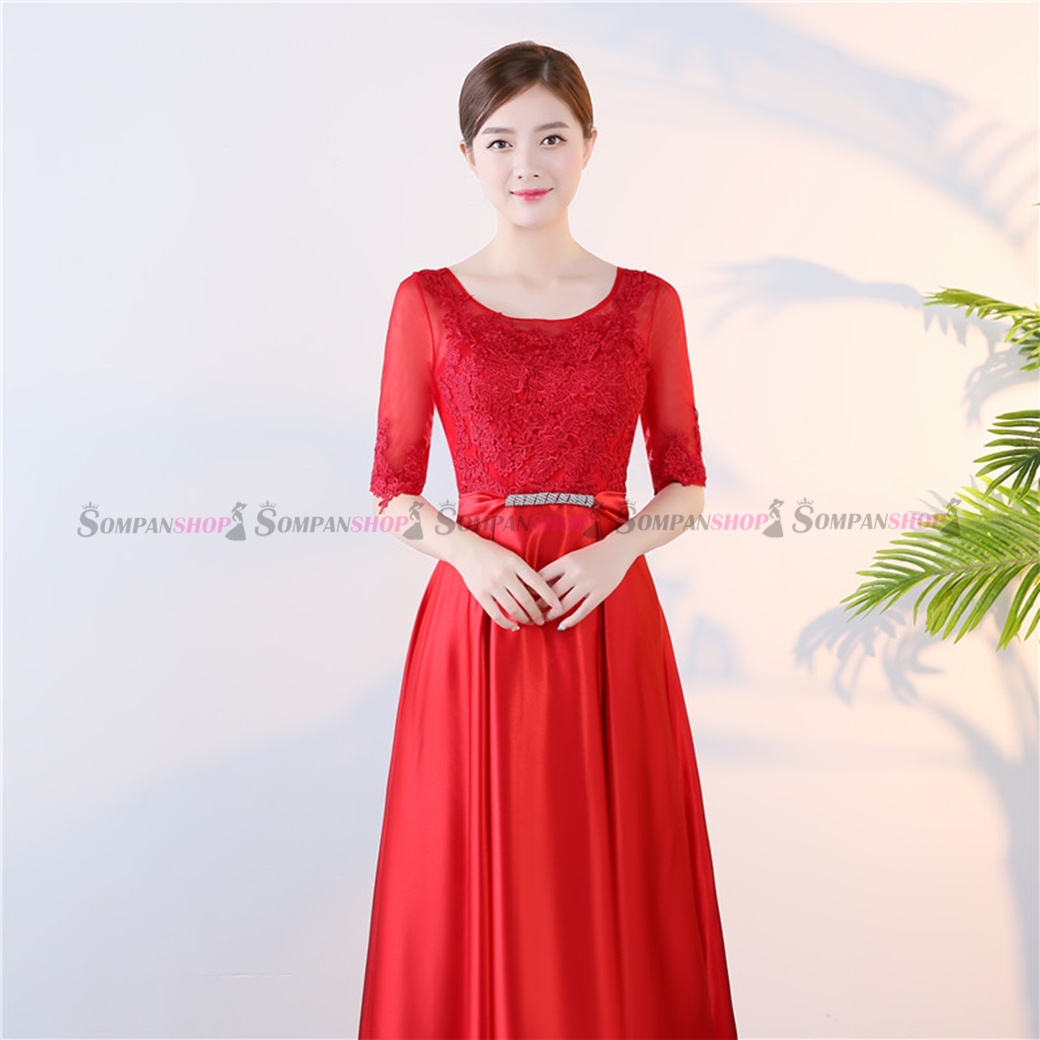 ชุดราตรียาวสีแดง แต่งลูกไม้ แขนสามส่วน กระโปรงยาว