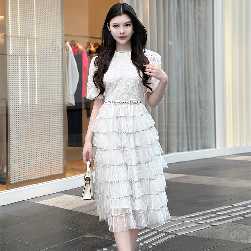 เดรสลูกไม้สีขาวใส่สบาย