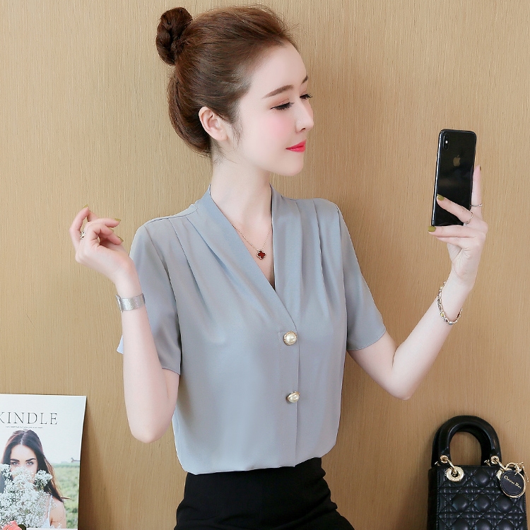 เสื้อเชิ้ตผู้หญิงสีเทา แขนสั้น คอวี กระดุมแต่งมุก ใส่ทำงาน เที่ยววันหยุด สวยๆดูดี