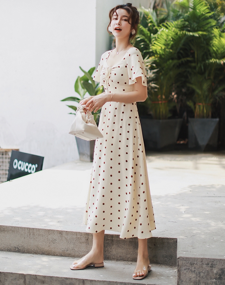 ชุดไปเที่ยวทะเล เดรสยาวลายจุดสีครีมเบจ