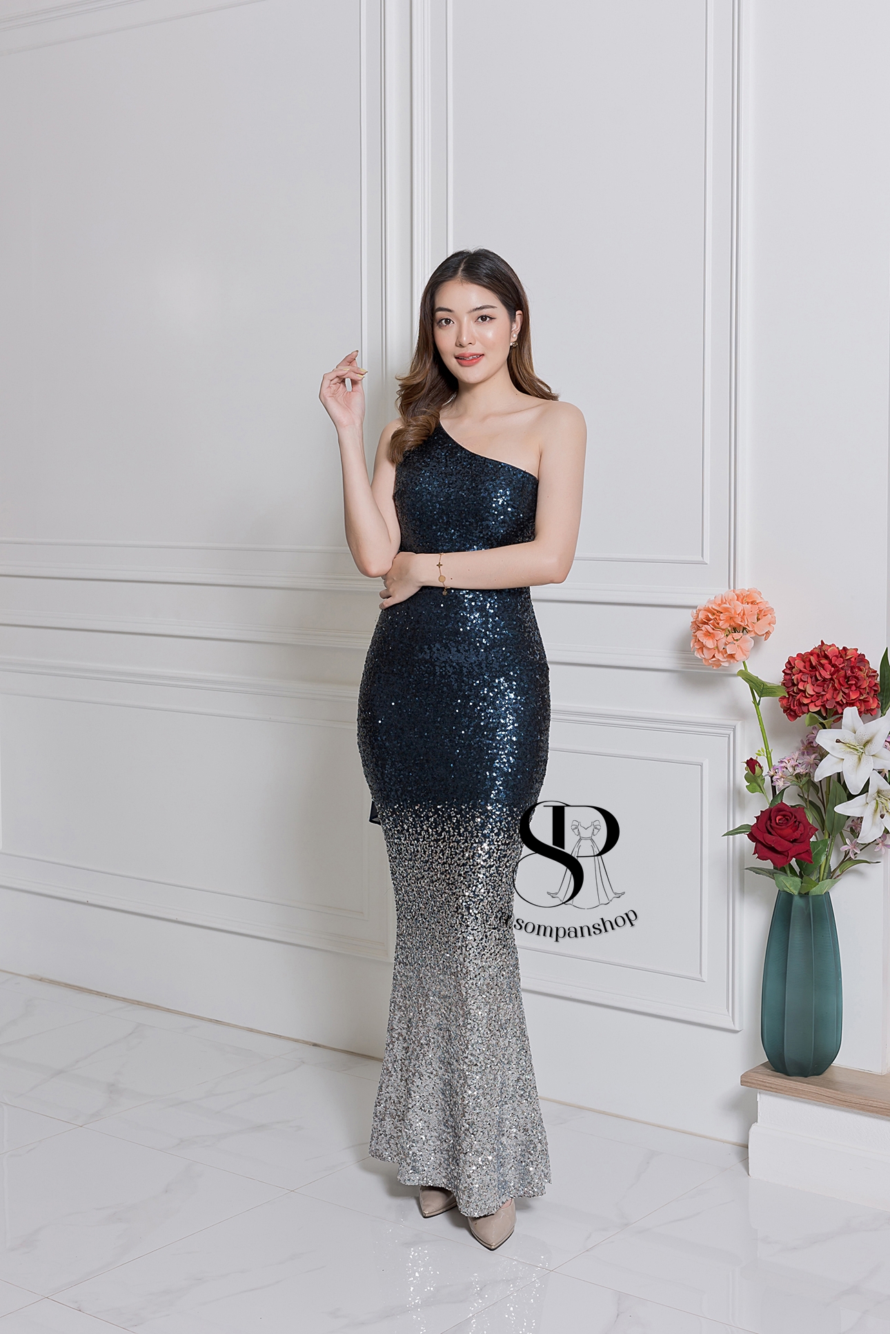 ชุดราตรียาวสีน้ำเงินกรมท่า ไหล่เฉียงแต่งระบาย ปักเลื่อมทั้งชุด กระโปรงทรงหางปลา เรียบหรูดูแพง สวยดูดี แบบสวยทันสมัย ใส่ออกงาน งานราตรี ไปงานแต่งกลางคืน
