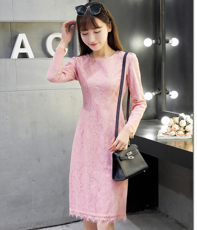 ชุดเดรสสั้นสีชมพู ผ้าลูกไม้ แขนยาว ทรงเข้ารูป