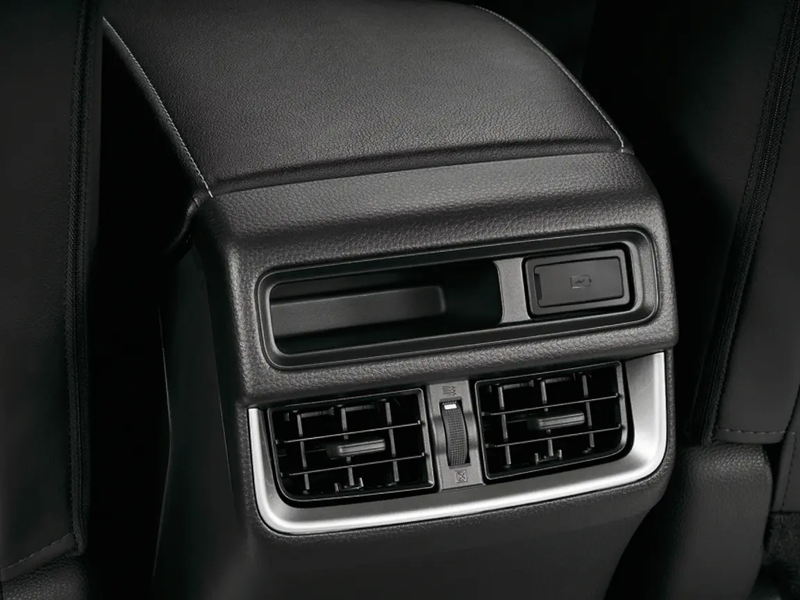 USP-4DOORS-MOBILE-INTERIOR-6