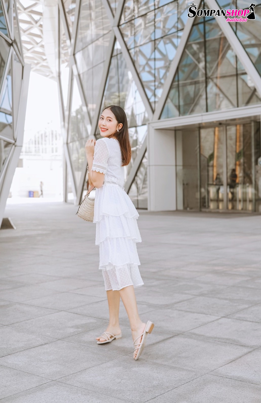 ชุดเดรสยาวสีขาว กระโปรงระบายเป็นชั้นๆ ลุคสวยหวาน น่ารักๆ สไตล์คุณหนู