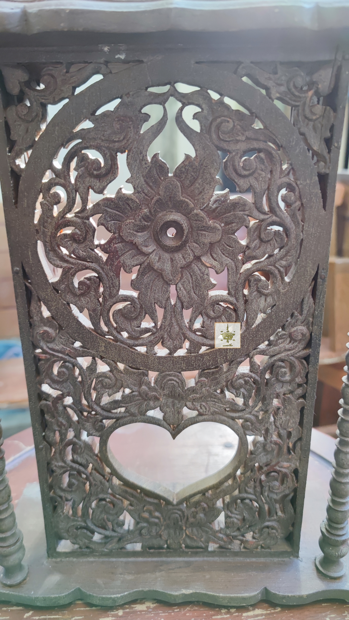 ชั้นตั้งไม้ฉลุ