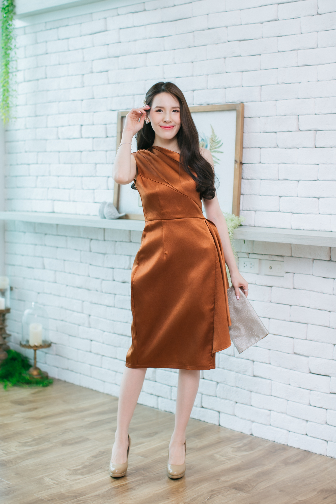 ชุดราตรีสั้นสีน้ำตาลอิฐ ไหล่เฉียง ทรงเข้ารูป เอวแต่งระบาย