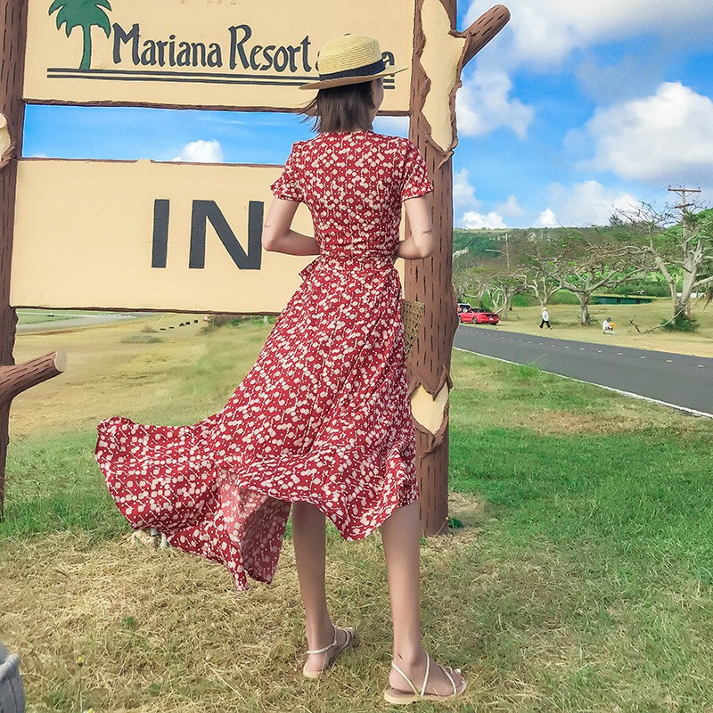 ชุดเดรสยาวสีแดงลายดอก แขนสั้น เชือกผูกเอว กระโปรงแต่งระบาย แฟชั่นชุดใส่เที่ยวทะเล ไอเดียชุดแต่งตัวไปเที่ยวทะเล ใครมีแพลนไปทะเลแต่ยังไม่ได้หาชุดต้องดู