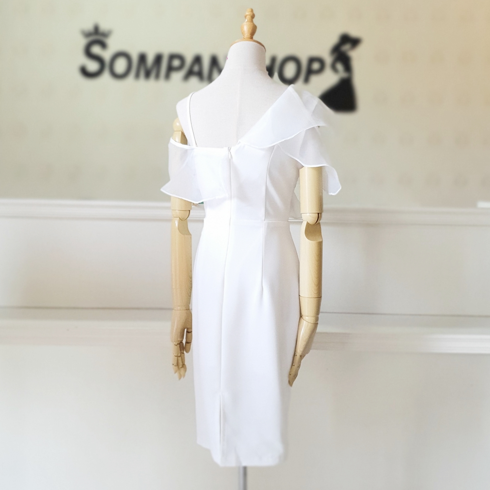 ชุดไปงานแต่งงานสีขาว เดรสสั้นแต่งระบายผ้าไหมแก้ว แบบน่ารัก สวยๆ เรียบหรูดูแพง ชุดราตรี ชุดไปงานแต่งงาน ชุดออกงาน