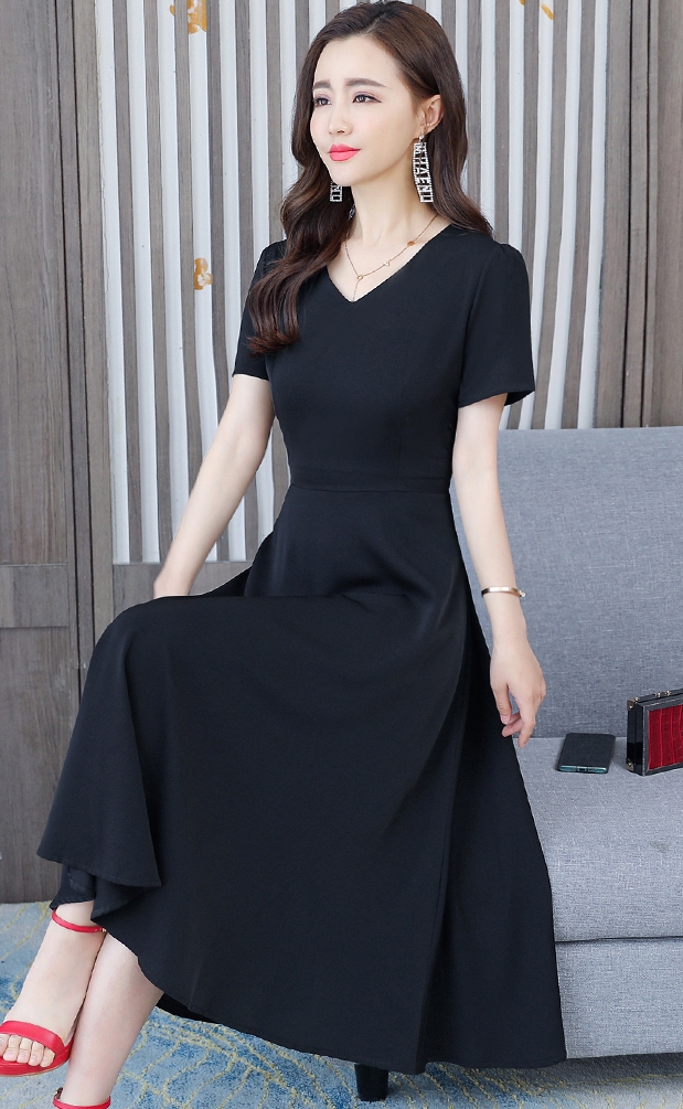ชุดเดรสสั้นสีดำแนวเรียบๆ แขนสั้น คอวี สวยดูดี สุภาพ เรียบร้อย