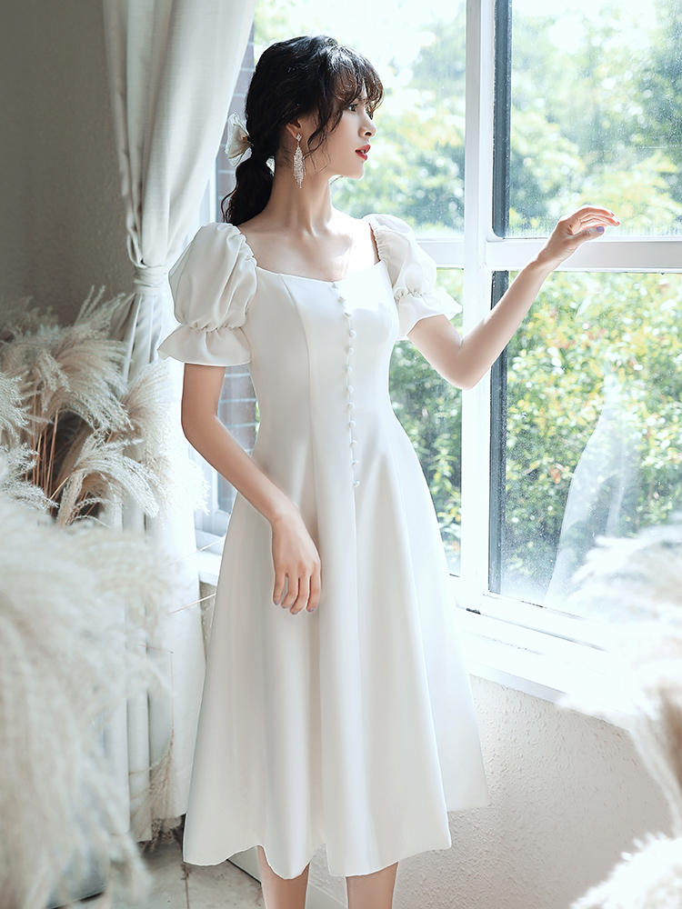 ชุดเดรสออกงานสีขาว แขนตุ๊กตา แต่งกระดุมมุก กระโปรงสั้นทรงบาน เรียบหรู สวยดูดี สไตล์มินิมอล ใส่เป็น ชุดราตรี ชุดออกงาน ชุดไปงานแต่งงาน กลางวัน กลางคืน