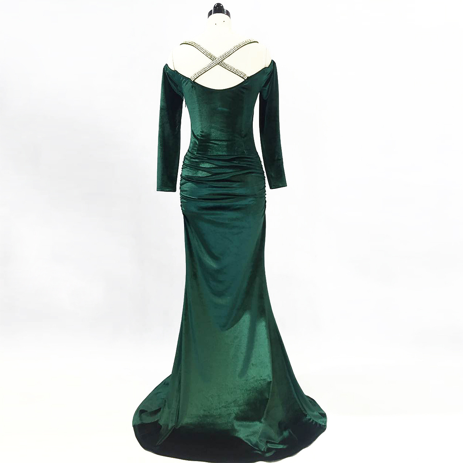 ชุดราตรียาวสีเขียว แต่งสายเพชร แขนยาว ผ้ากำมะหยี แนวเรียบหรูดูแพง สวยดูดี เหมาะสำหรับชุดออกงานต่างๆ ชุดราตรี ชุดไปงานแต่งงาน ชุดงานประกวด งานรับรางวัล