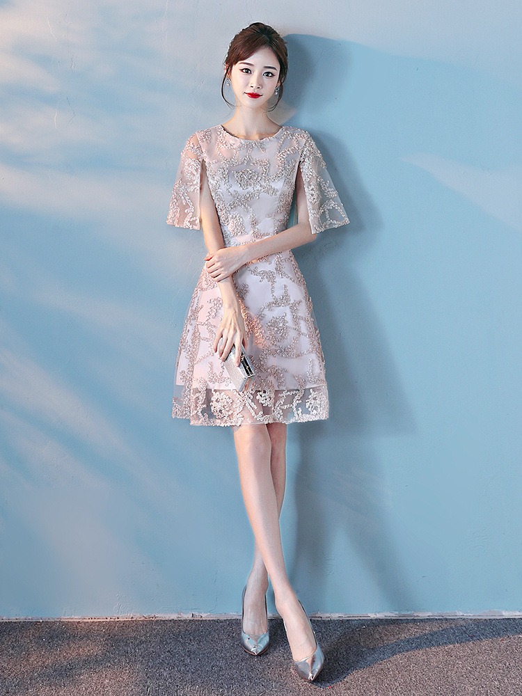 ชุดราตรีสั้นสีครีมเบจ ผ้าปักลายนูน แขนระบาย สไตล์เรียบหรูดูแพง สวยดูดี แบบสวยทันสมัย ใส่ออกงาน งานราตรี ไปงานแต่ง