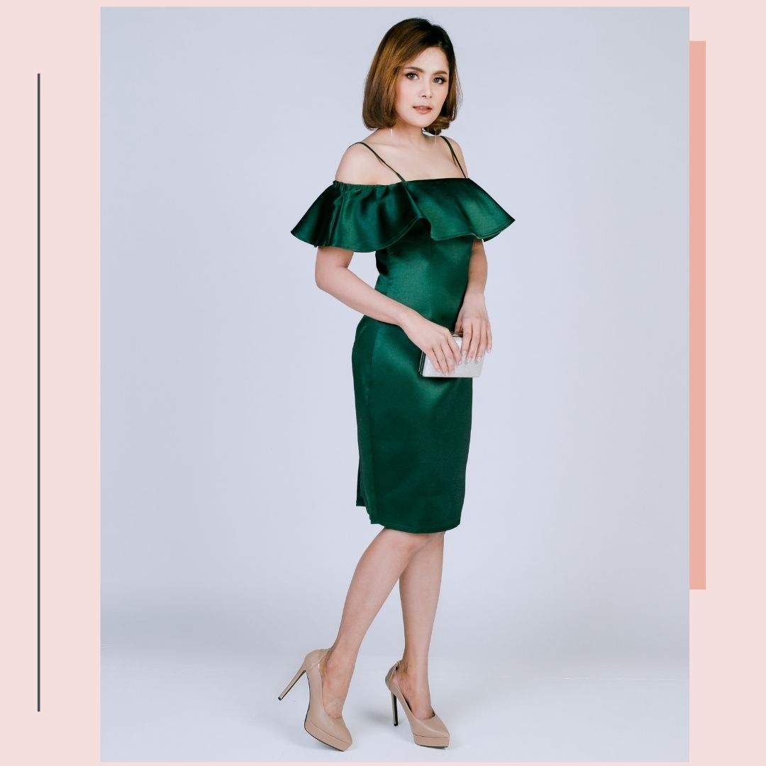 ชุดราตรี ชุดออกงาน ชุดไปงานแต่งงานสีเขียว ทรงเข้ารูป แต่งระบายปิดต้นแขน เรียบหรู สวยหรูดูแพง