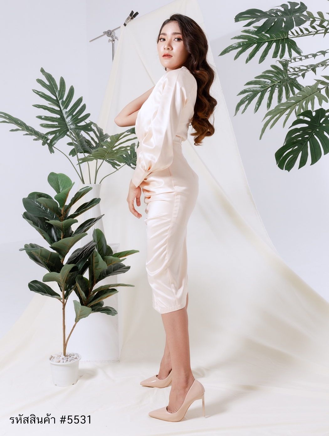 ชุดราตรี ชุดออกงาน ชุดไปงานแต่งงานสีครีม ไหล่เฉียงข้างแขนยาว ทรงเข้ารูป แนวเรียบหรู สวย ดูดี