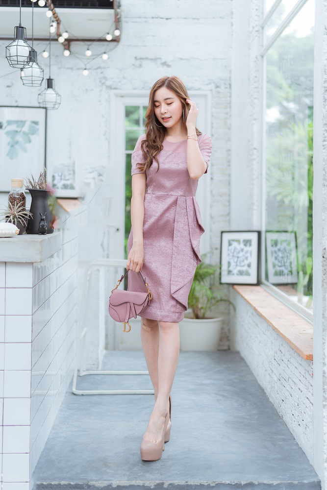 ชุดเดรสสั้นสีชมพูอมม่วง ทรงเอเข้ารูป แขนสั้น เอวแต่งจีบระบาย