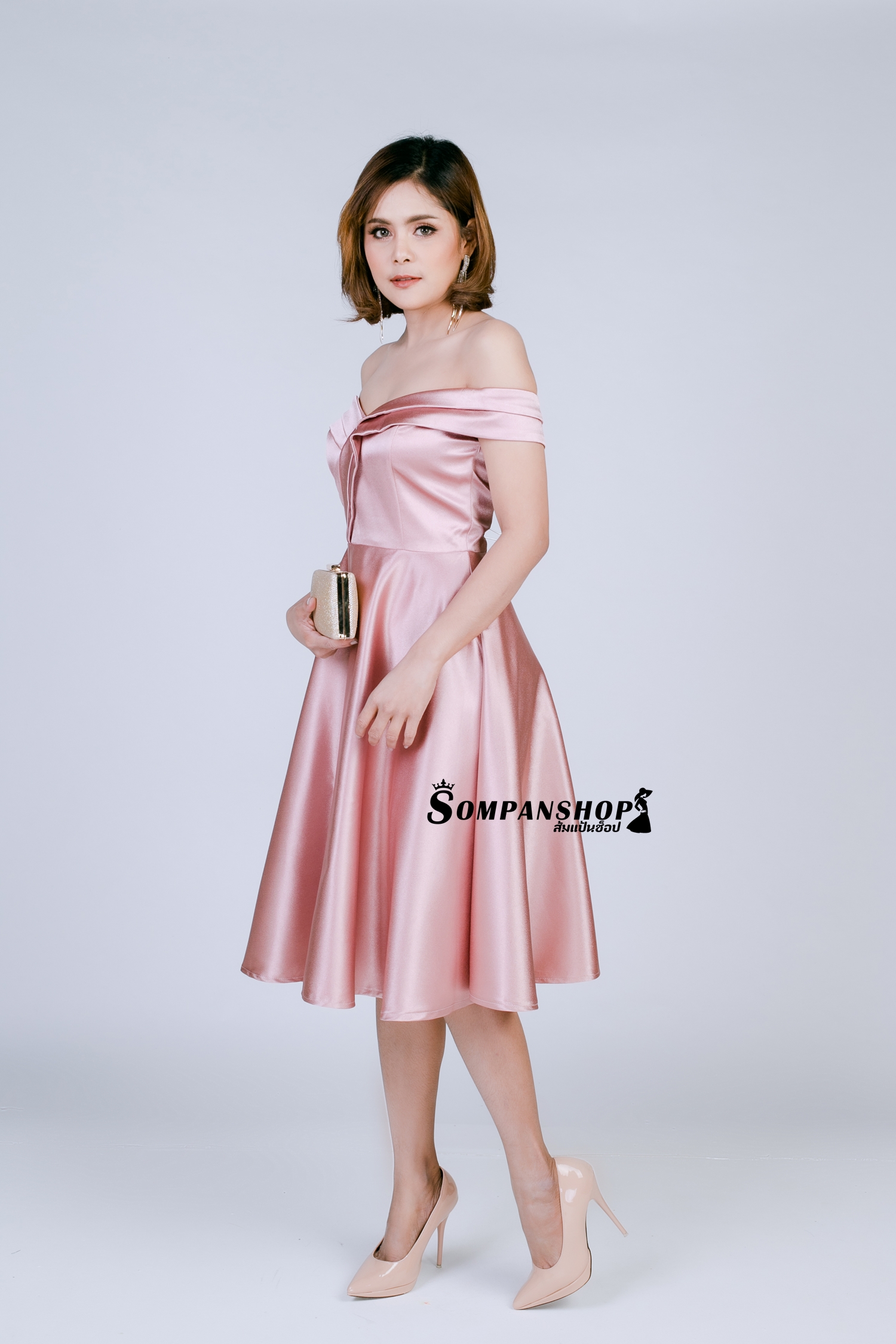 ชุดออกงานราตรีสั้นสีชมพูพิ้งโกลด์ เปิดไหล่ กระโปรงทรงบาน แนวเรียบหรูดูแพง สวยดูดี ใส่ออกงาน ไปงานราตรี ไปงานแต่งงาน