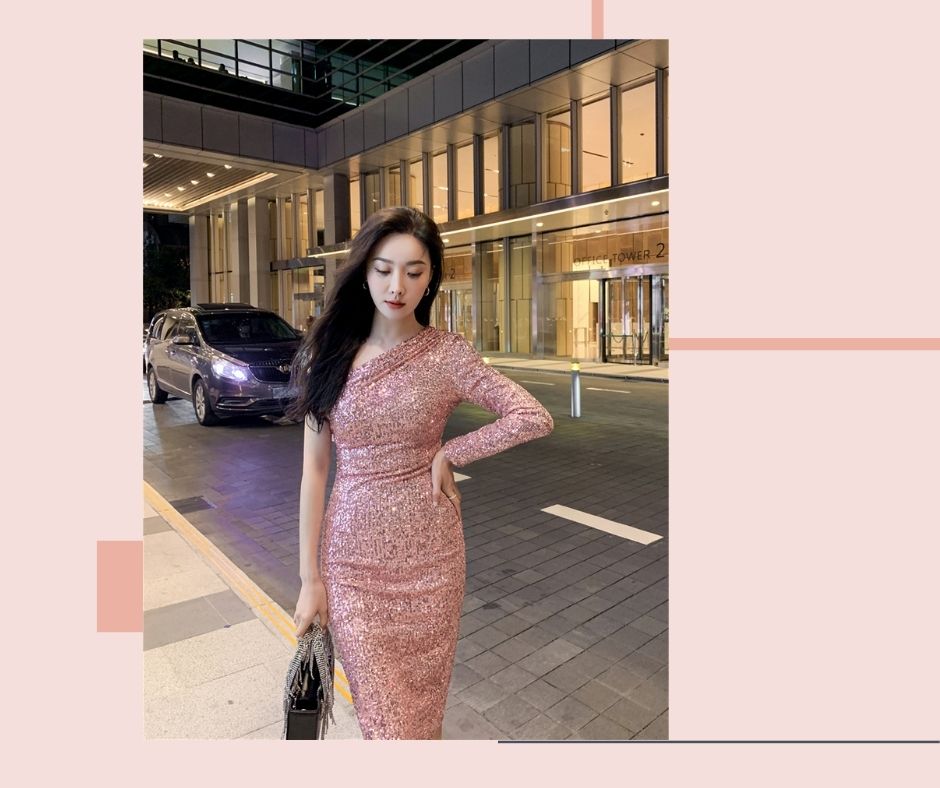 ชุดราตรี ชุดออกงาน ชุดไปงานแต่งสีชมพู ไหล่เฉียง ทรงเข้ารูป ผ้าปักเหลื่อม แนวเรียบหรู สวยดูดี