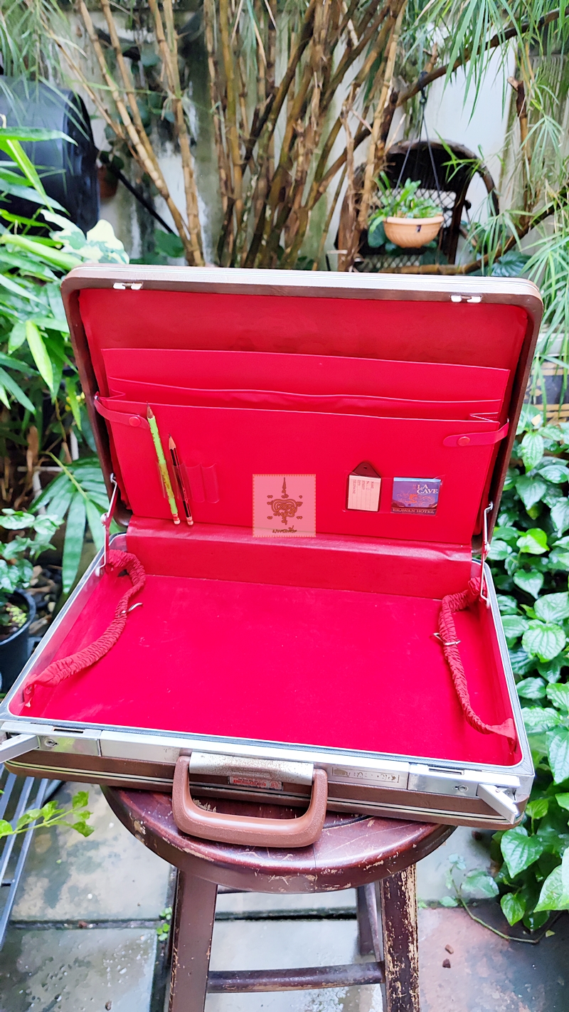 กระเป๋าหนัง เอกสารโบราณ ยี่ห้อ Niyom