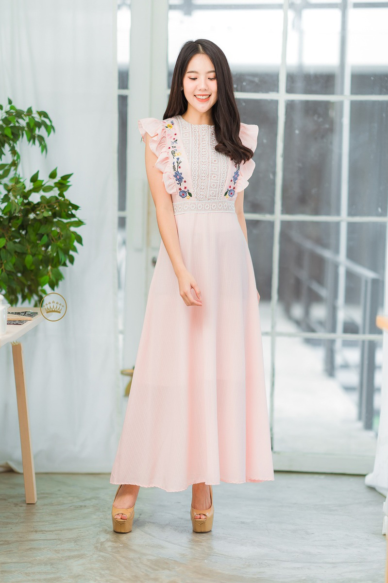 ชุดเดรสยาวสีชมพู ช่วงอกแต่งลูกไม้+ปักลายดอกไม้ กระโปรงยาวทรงบาน