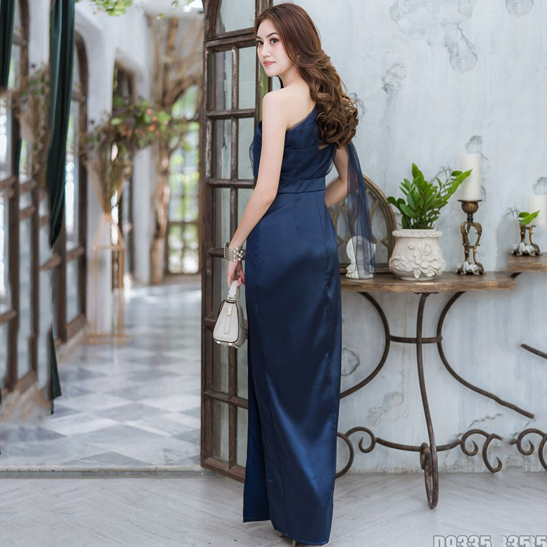 ชุดราตรี ชุดออกงาน ชุดไปงานแต่งสีน้ำเงินกรมท่า ไหล่เฉียงข้างแต่งผ้าซีทรู กระโปรงยาวทรงเข้ารูปผ่าหลัง