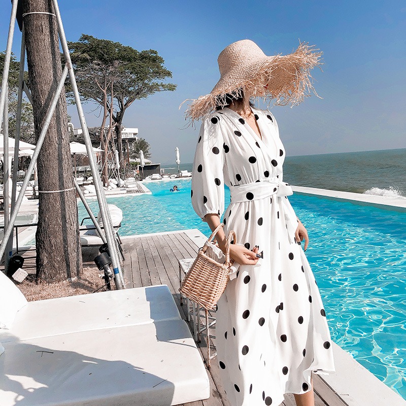 ชุดเดรสยาวสีขาวลายจุด คอวี แขนสั้น กระโปรงผ่าหน้า เอวสม๊อค ผ้าชีฟอง แฟชั่นชุดใส่เที่ยวทะเล ไอเดียชุดแต่งตัวไปเที่ยวทะเล ใครมีแพลนไปทะเลแต่ยังไม่ได้หาชุดต้องดู
