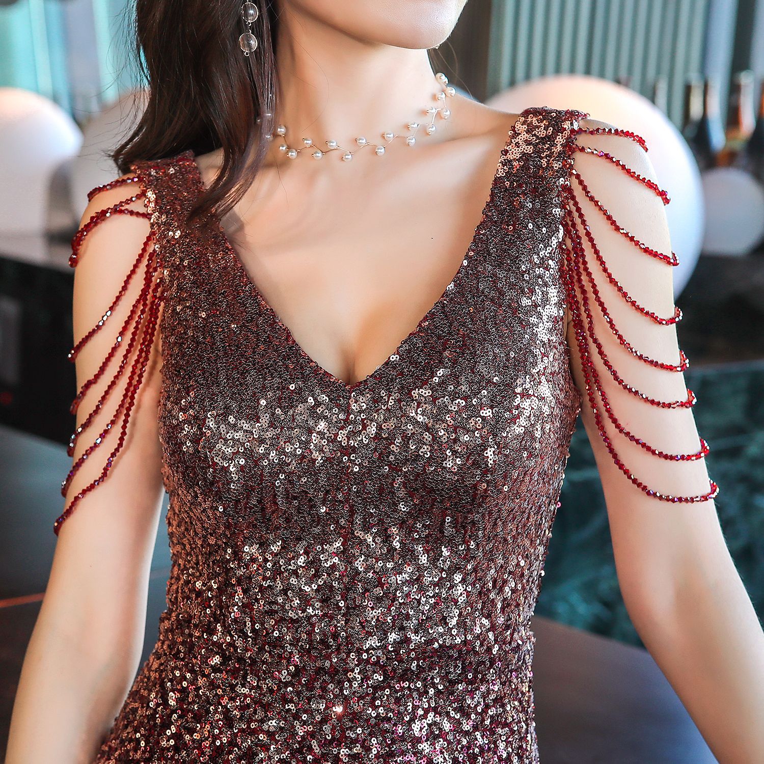 ชุดราตรีสั้นสีแดง แขนกุดแต่งลูกปัด ปักเลื่อม ทรงเข้ารูป แนวเรียบหรู สวยดูแพง ใส่ออกงานราตรี งานแต่งงานกลางคืน ชุดงานประกวด งานรับรางวัล