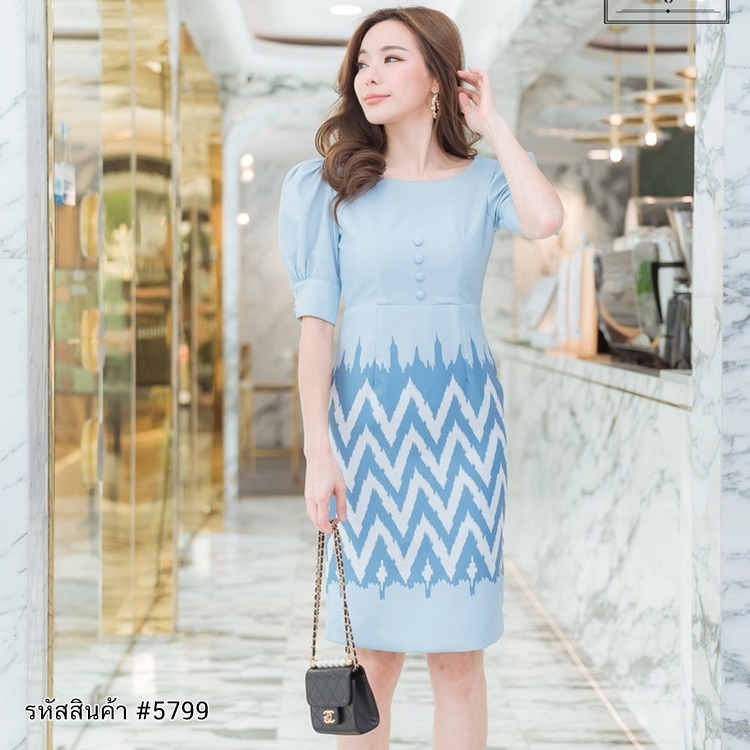 ชุดเดรสสั้นสีฟ้า พิมพ์ลายไทย แขนสั้นตุ๊กตา เดรสทรงเอเข้ารูปทรงสวย แนวเรียบร้อย สวยๆใส่ทำงาน