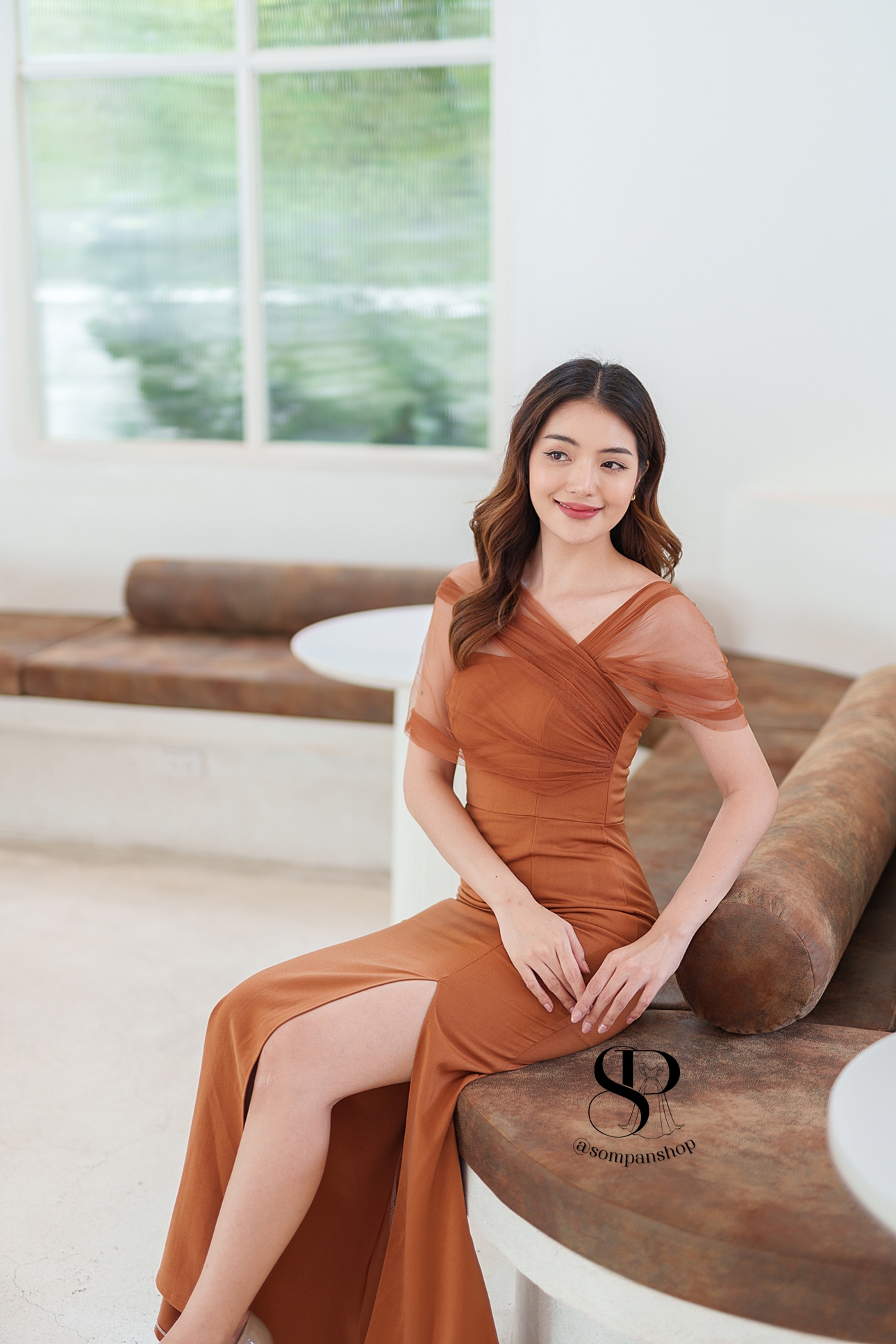 ชุดราตรียาวสีน้ำตาลอิฐ/ส้มอิฐ สไตล์เรียบหรูดูแพง ไหล่แต่งผ้าซีทรู กระโปรงยาวผ่าหน้า เหมาะสำหรับใส่เป็นชุดราตรี ชุดไปงานแต่งงาน ชุดเพื่อนเจ้าสาว ชุดไปงานเลี้ยงต่างๆ