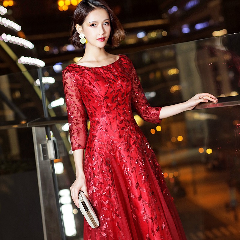 ชุดราตรียาวสีแดง เดรสออกงานปักลายใบไม้แขนสามส่วน กระโปรงทรงหางปลา เรียบหรูดูแพง สวยดูดี แบบสวยทันสมัย ใส่ออกงาน งานราตรี ไปงานแต่ง