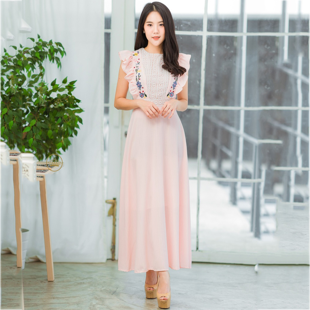 ชุดเดรสยาวสีชมพู ช่วงอกแต่งลูกไม้+ปักลายดอกไม้ กระโปรงยาวทรงบาน