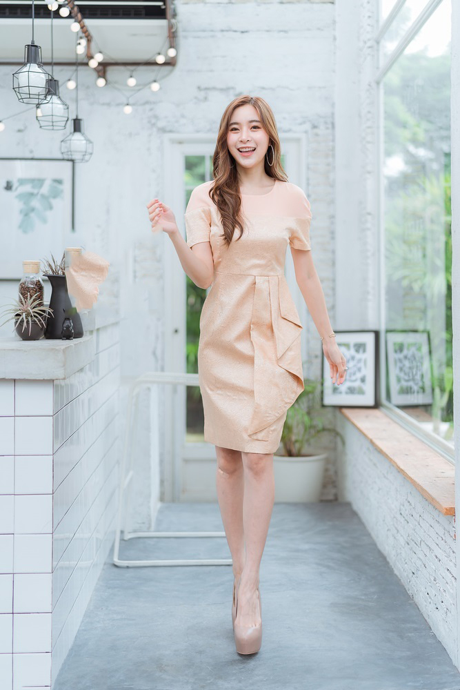 ชุดเดรสสั้นสีทอง ทรงเอเข้ารูป แขนสั้น เอวแต่งจีบระบาย