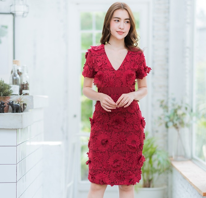 ชุดเดรสสั้นลูกไม้ดอกนูน เดรสทรงสอบ เรียบหรู สวยหวาน ( สี : ชมพู,ฟ้า,แดง )