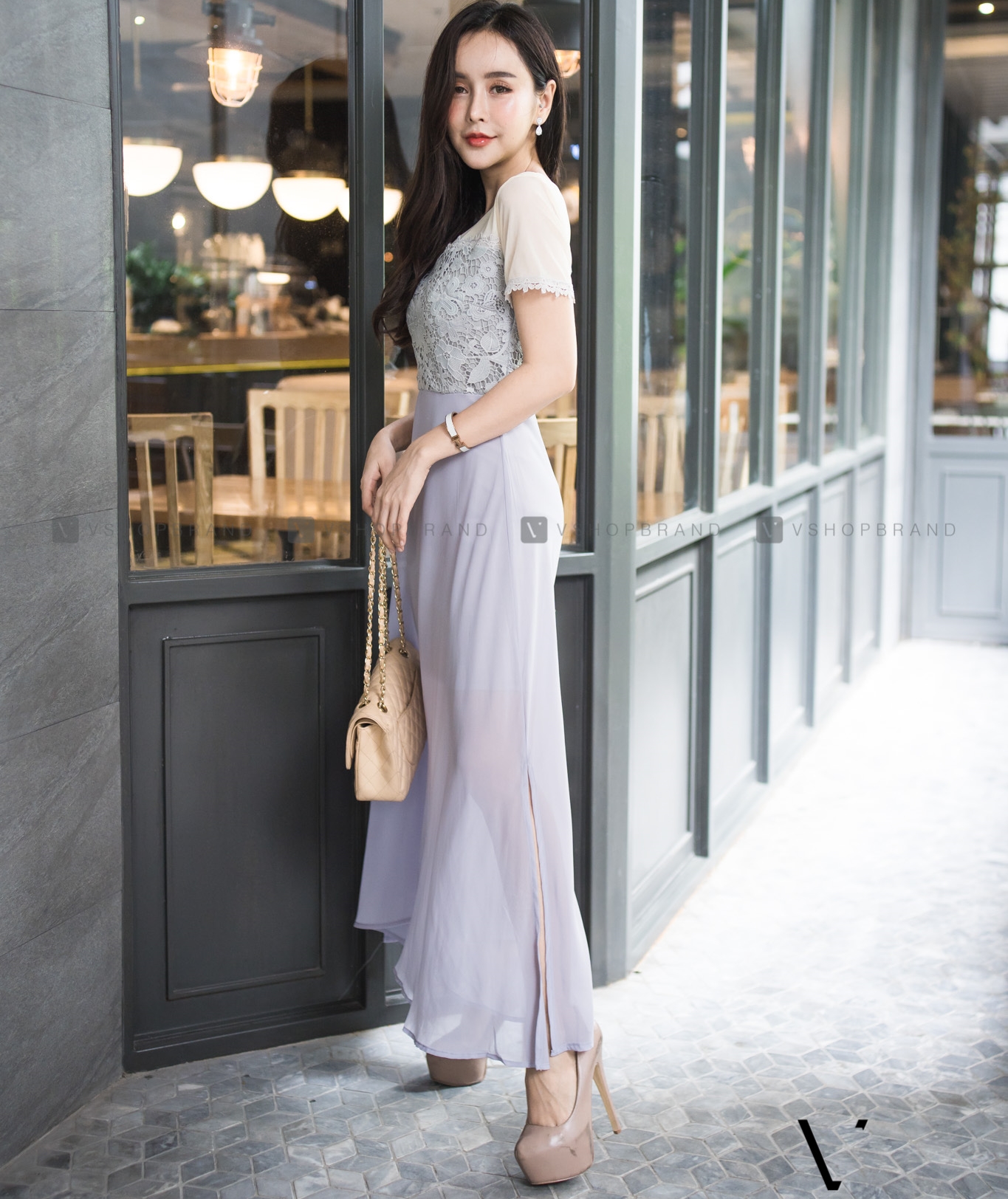 ชุดเดรสยาวสีเทา แต่งลูกไม้ แขนสั้น กระโปรงยาวผ้าชีฟองทรงบาน แนวสวยหวาน ดูดี